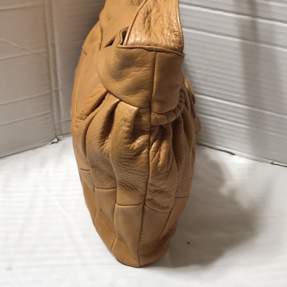 Avorio buttery smooth soft leather crossbody/shoulder bag. Made in Italy. - Picture 5 of 11